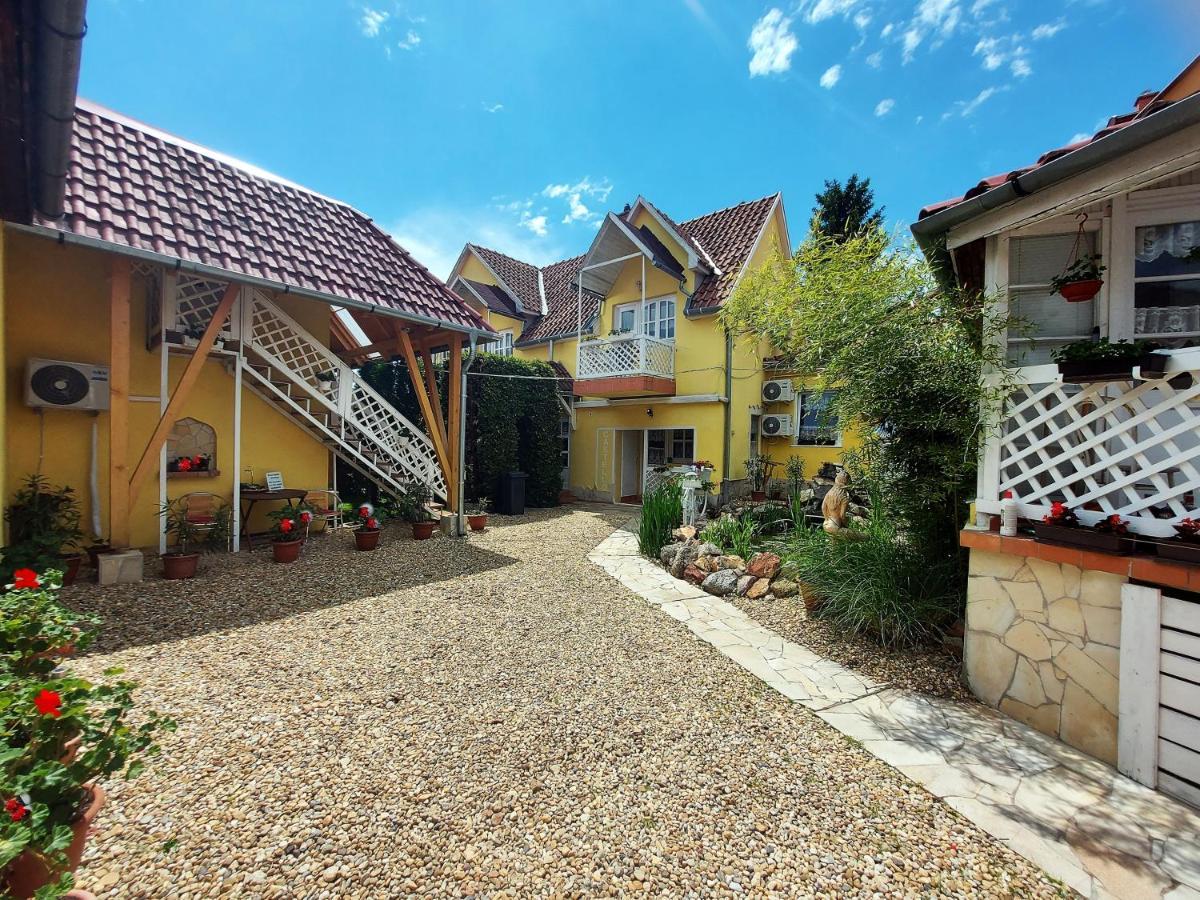 Castello Vendeg Es Apartmanhaz エゲル エクステリア 写真